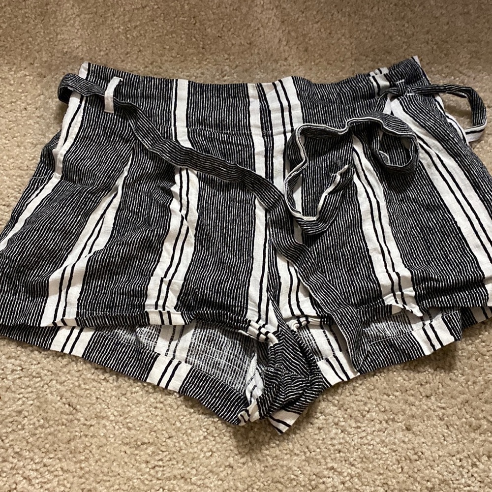 Cotton linen shorts black & white fits more like a S even though it says M